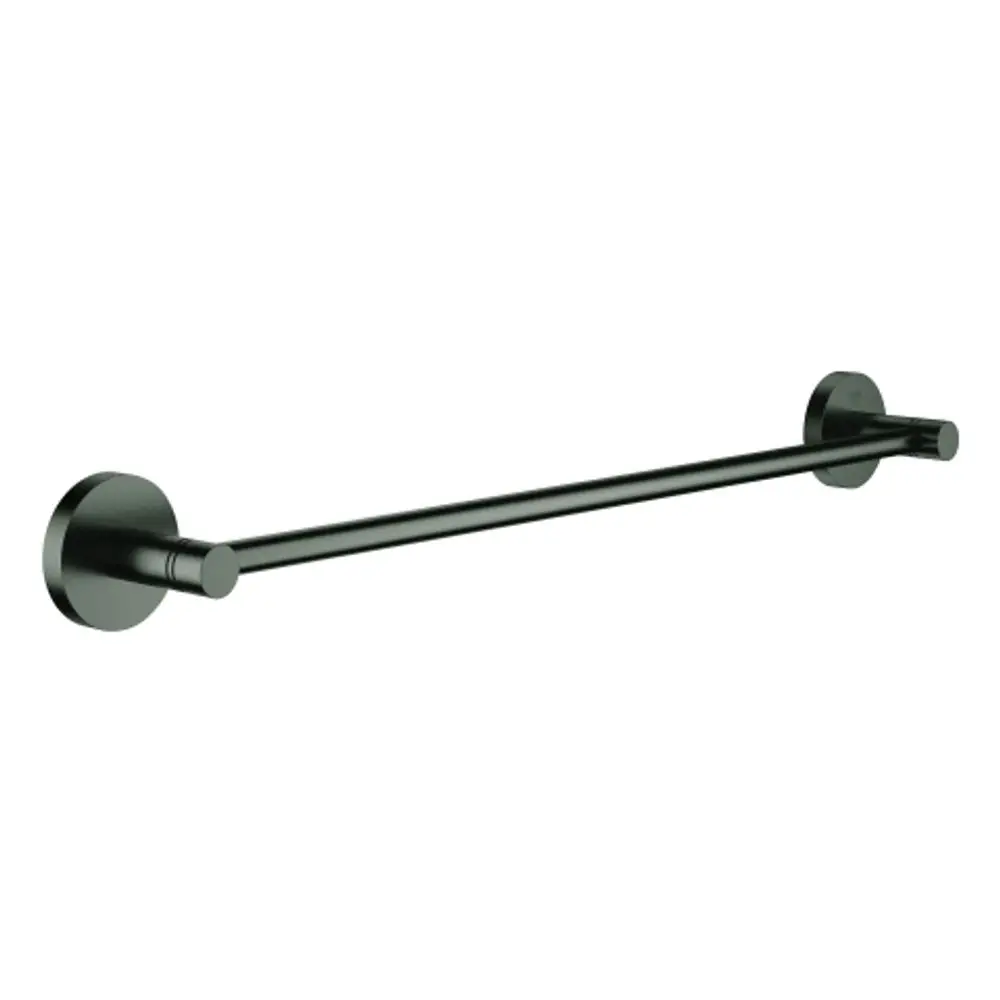GROHE Badetuchhalter in mattem Schwarz, an zwei runden Wandhaltern montiert. Langer, schmaler Stangenstil für die Aufbewahrung von Handtüchern.