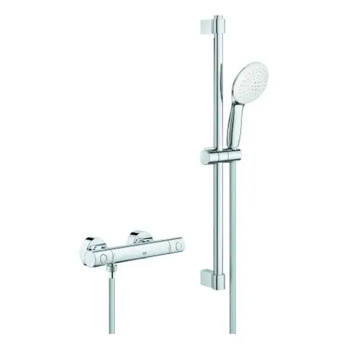 GROHE Duscharmatur mit Handbrause, installiert an einer vertikalen Stange. Chromoberfläche, verstellbare Höhe der Handbrause. Anschlussrohre und Steuerung sichtbar.