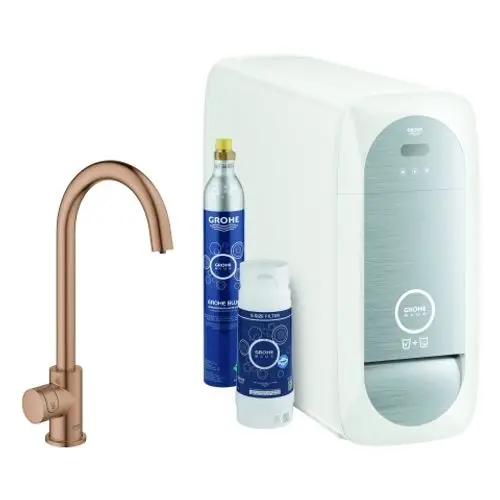 GROHE Wassersystem mit weißem Gehäuse, integrierter Mineralienfilterung und Kupferarmatur, Flasche mit CO2 und Reinigungspulver.
