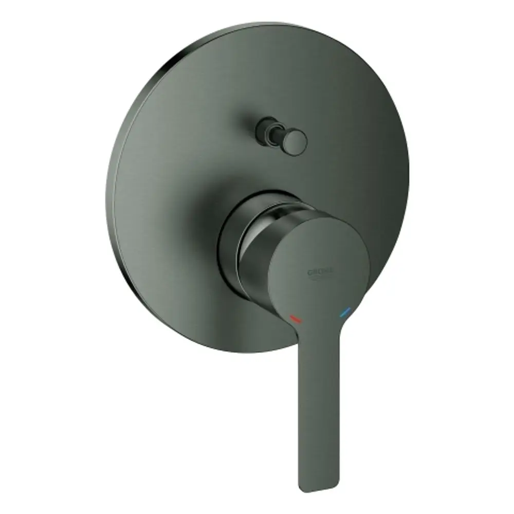 GROHE-Wannenbatterie in mattem Schwarz mit runder Wandplatte und seitlichem Hebel zum Regulieren von Wasser und Temperatur.