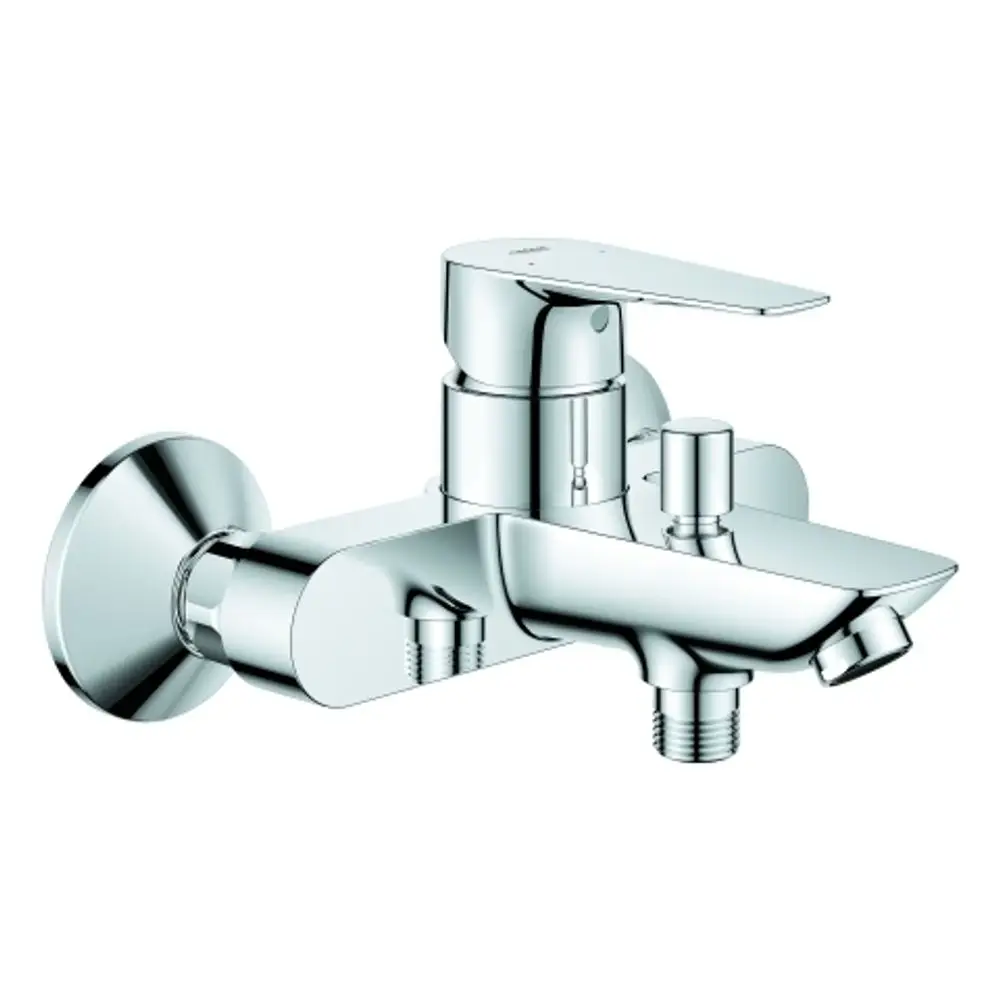 Wannenbatterie von Grohe, wandmontiert, aus verchromtem Metall mit einem Hebel zur Temperatur- und Wassermengenregulierung sowie einem Auslass für den Wasserfluss.