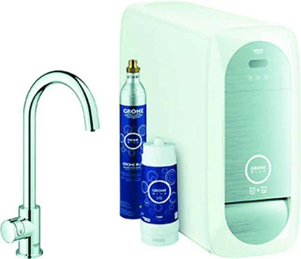 Ein GROHE Wassertank mit zugehörigem Auslauf und zwei Kartuschen neben dem Gerät. Das Design ist modern mit einer weiß-chromfarbenen Farbgebung.