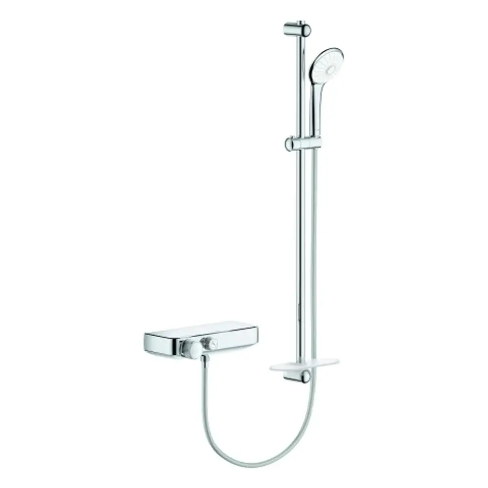 Brausegarnitur in Chromoptik von Grohe, bestehend aus einem Handbrausekopf, einem Halter und einem Schlauch, montiert an einer vertikalen Stange.