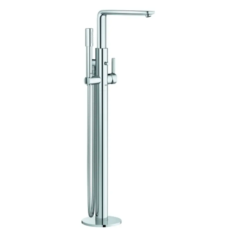 Freistehende Badewannenarmatur von Grohe mit Handbrause und flexibler Schlauchführung. Ausführung in Chrom, installiert auf einem runden Sockel.