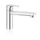 Chrome GROHE-Armatur mit mittelhohem Auslauf, einarmiger Bedienhebel, gerade Form und klaren Linien, geeignet für moderne Küchensettings.