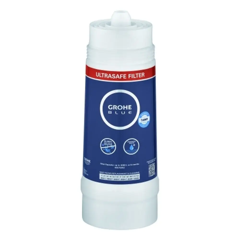 Weißer Austauschfilter von Grohe mit blauer Beschriftung. Oben befindet sich ein Schraubverschluss. Gezeichnete Symbole deuten auf die Funktionalität hin.