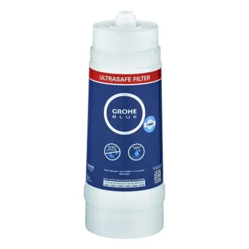 Weißer Austauschfilter von Grohe mit blauer Beschriftung. Oben befindet sich ein Schraubverschluss. Gezeichnete Symbole deuten auf die Funktionalität hin.