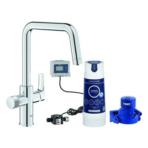 Küchenarmatur von Grohe mit separatem Wasseranschluss und Filtereinheit. Sichtbare Steuerungseinheit für die Filtration in chromfarbenem Design.