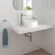 Waschbecken mit einer modernen Armatur von Grohe. Der Unterbau ist sichtbar, und ein Handtuchhalter mit einem Handtuch ist daneben angebracht. Helle Fliesen im Hintergrund.