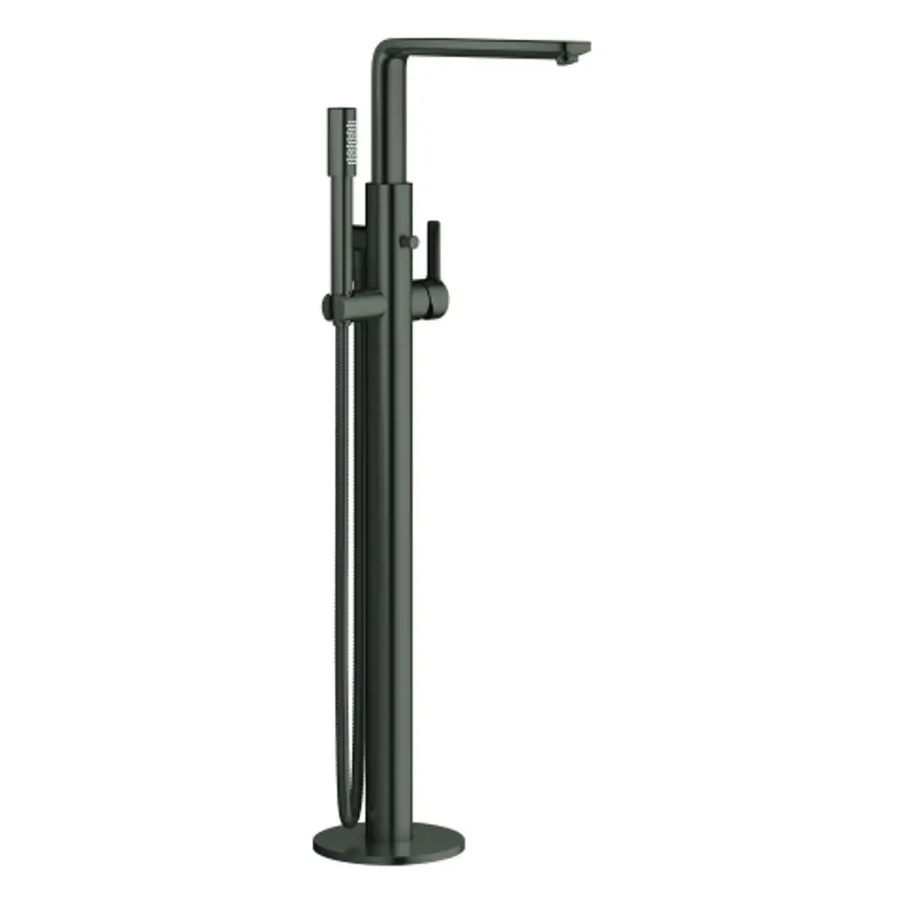 Freistehende Badewannenarmatur von Grohe in gebürstetem Hard Graphite, mit Handbrause und schwenkbarem Auslauf, auf weißem Hintergrund.
