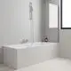 Badezimmer mit moderner Badewanne, Duschabtrennung aus Glas, Grohe Duscharmatur in Chromfarbe und einem Fenster für Tageslicht.
