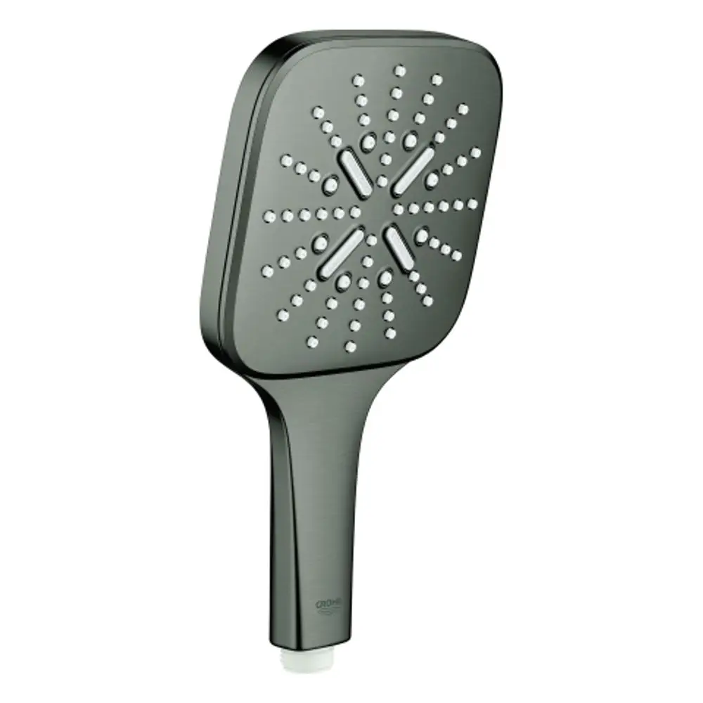 Handbrause in gebürstetem Schwarz von Grohe, mit einem rechteckigen Kopf und Duschdüsen, die gleichmäßig verteilt sind. Griff mit Verbindung zur Wasserleitung.