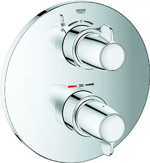 Verchromter Mischbatterie für Wanneninstallation von Grohe mit zwei Bedienelementen zur Temperatur- und Wassermengenregulierung.