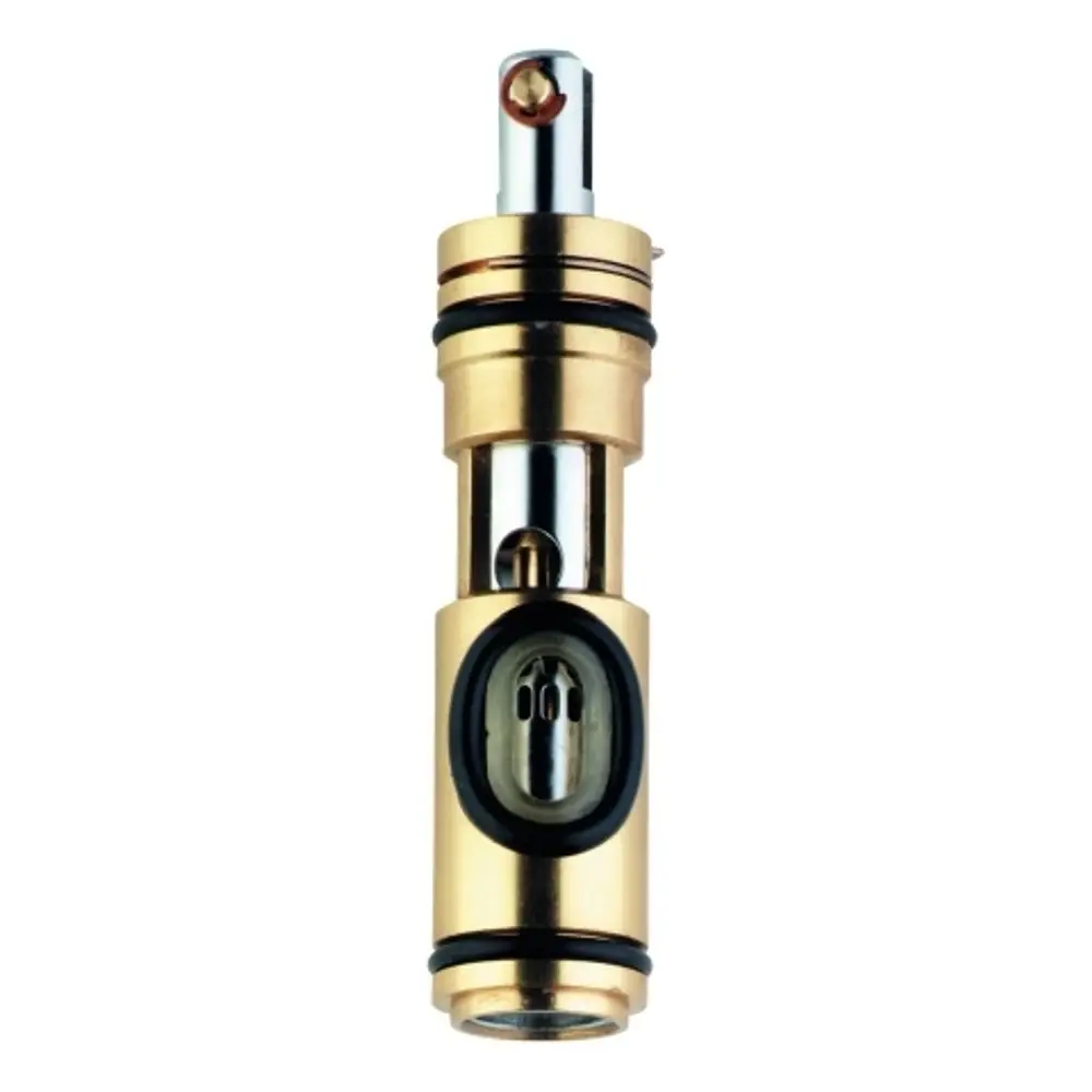 Goldene GROHE Kartusche mit Metall- und Gummiteilen, die für die Wassersteuerung in Sanitäreinrichtungen verwendet wird. Klar sichtbare Öffnungen im Design.