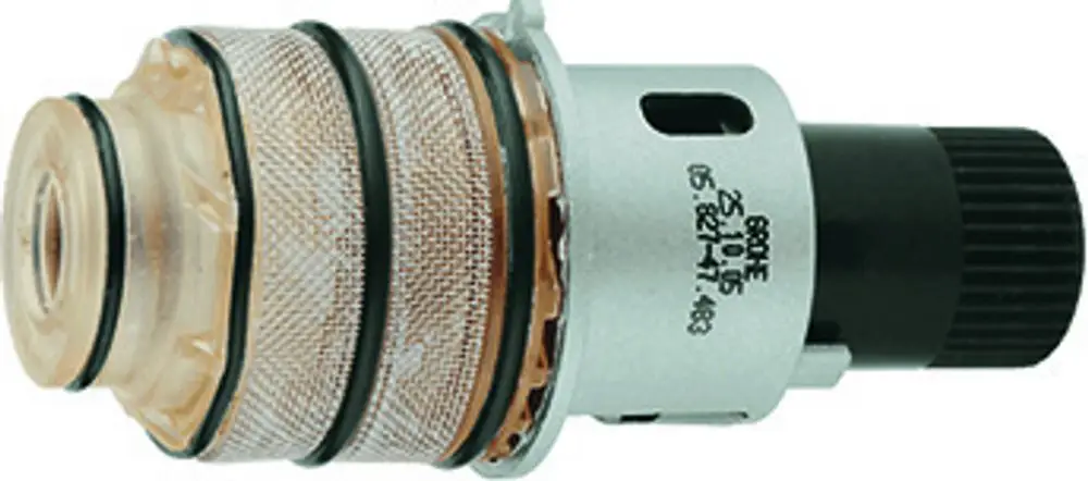 GROHE Thermostat-Kartusche in metallischer Optik mit transparentem Element und Dichtungsringen. Sichtbare feine Maschenstruktur und Einstellknopf.