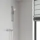 Handbrause-Anlage von Grohe, bestehend aus einer Handbrause und einer Wandhalterung, montiert an einer hellen Wand in einem Badezimmer.
