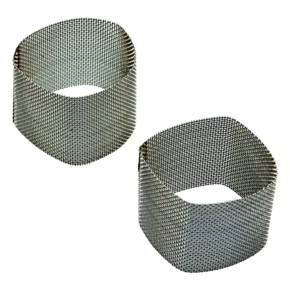 Zwei grobe Metallgitter mit quadratischer Form, die als Schmutzfangsieb dienen. Entworfen von Grohe, um Rückflussverhinderer zu schützen.