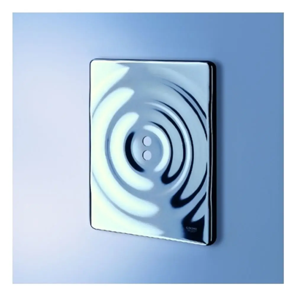 Schlichte Frontplatte aus Chrom von Grohe mit kreisförmigem Muster und zwei Schaltern, in vertikaler Ausrichtung an einer hellen Wand montiert.