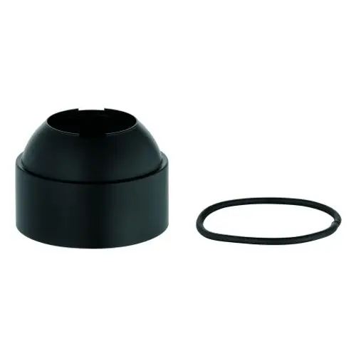 Schwarze Grohe-Abdeckung mit runder Form und einer passenden Gummidichtung. Die Kappe hat einen Ausschnitt und ist für den Gebrauch in Sanitärinstallationen geeignet.
