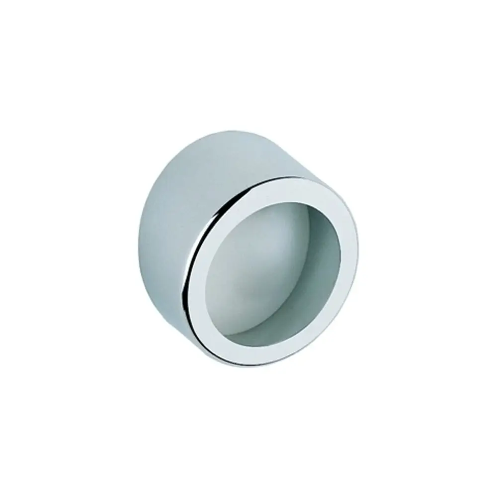Weißes, rundes Montageelement mit chromfarbenem Rand, geeignet zur Befestigung in einer Dusche. Produkt von Grohe.