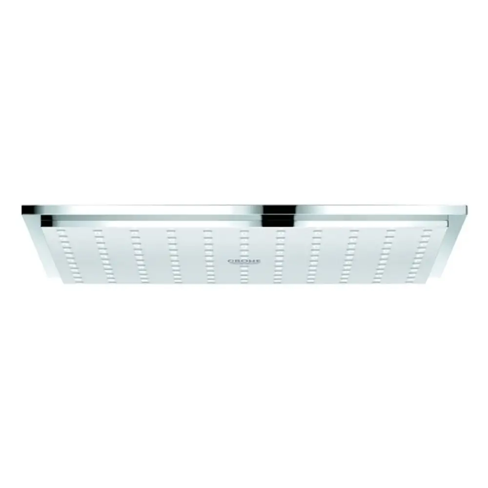 Grohe Deckenbrause in rechteckiger Form mit verchromter Oberfläche und gleichmäßiger Düsenanordnung für einen sanften Wasserfluss.