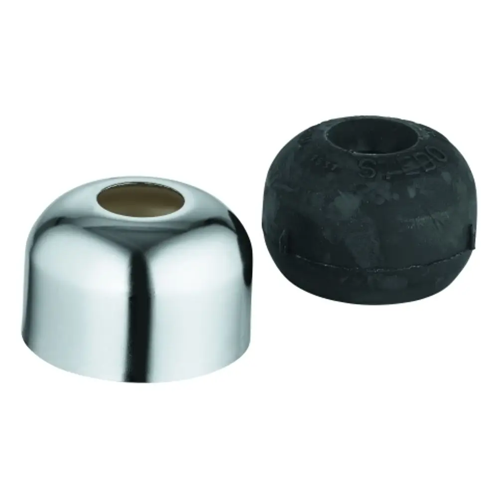 Zwei Verbinder von Grohe, einer aus verchromtem Metall und der andere aus schwarzem Gummi, nebeneinander auf einem weißen Hintergrund.