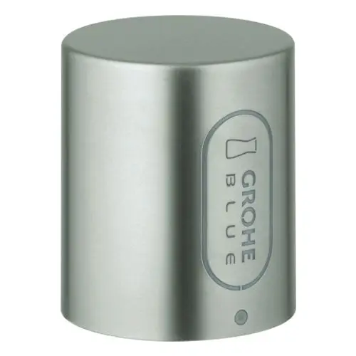 GROHE Griff in Edelstahloptik, zylindrische Form mit Logo. Der Griff hat eine glatte, reflektierende Oberfläche und ist für den Einsatz in Sanitäranlagen konzipiert.