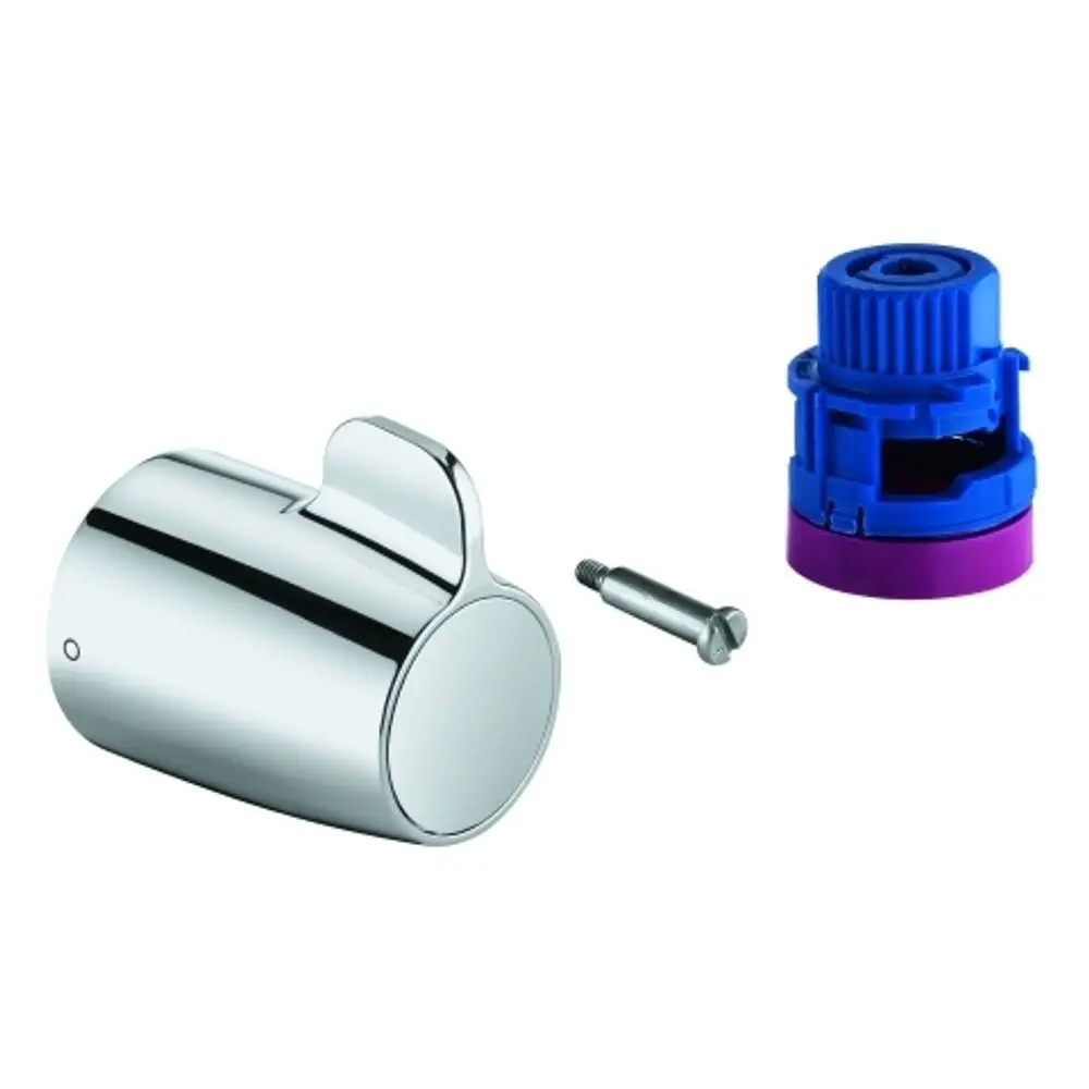 Grohe Absperrgriff in glänzendem Chrom für ein Wand-Wannenthermostat, begleitet von einem Zubehörteil in blau und lila sowie einer Schraube.