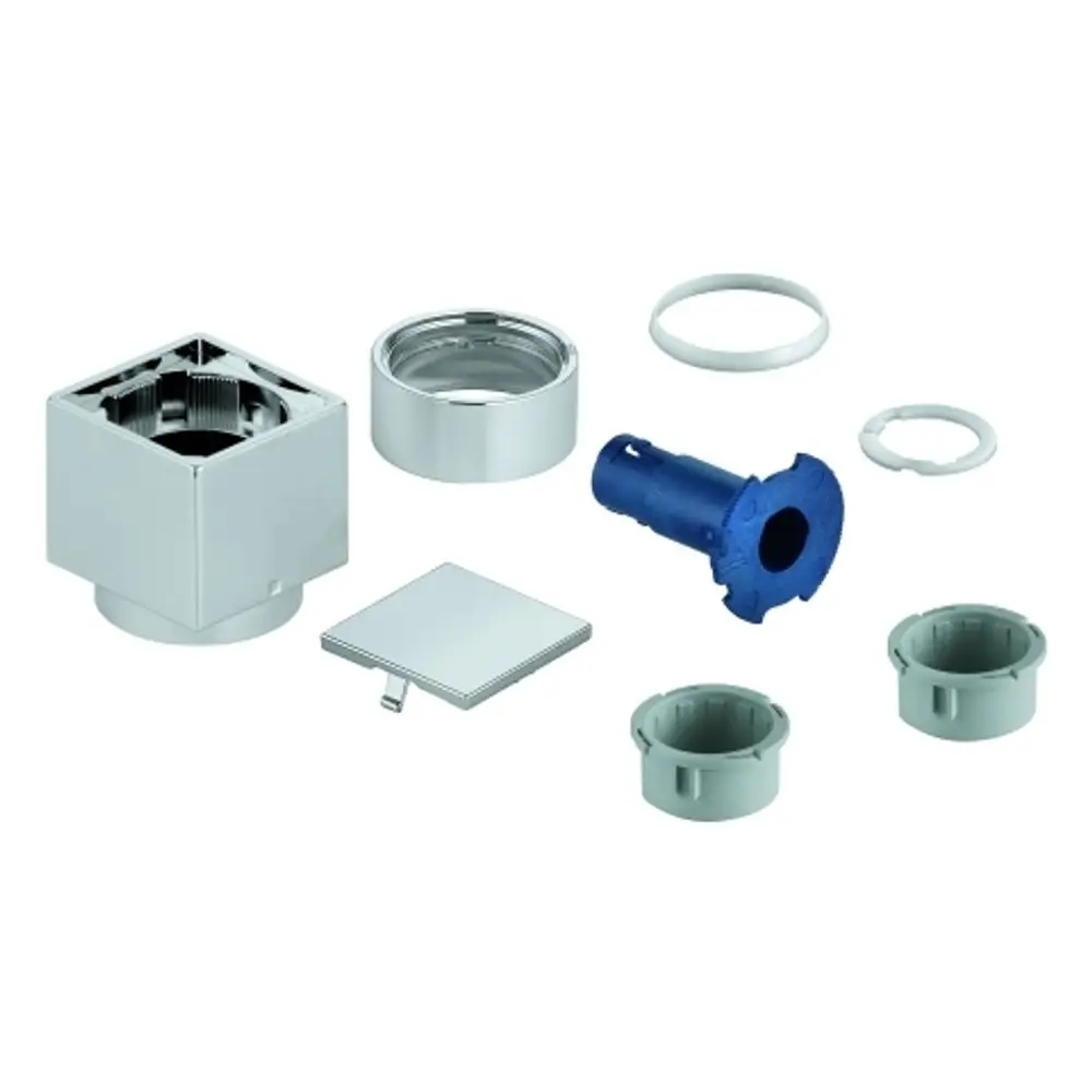 Ensemble aus verschiedenen Komponenten, darunter ein quadratischer Chrom-Aufsatz, eine blaue Installationseinheit und mehrere Verbindungselemente von Grohe.