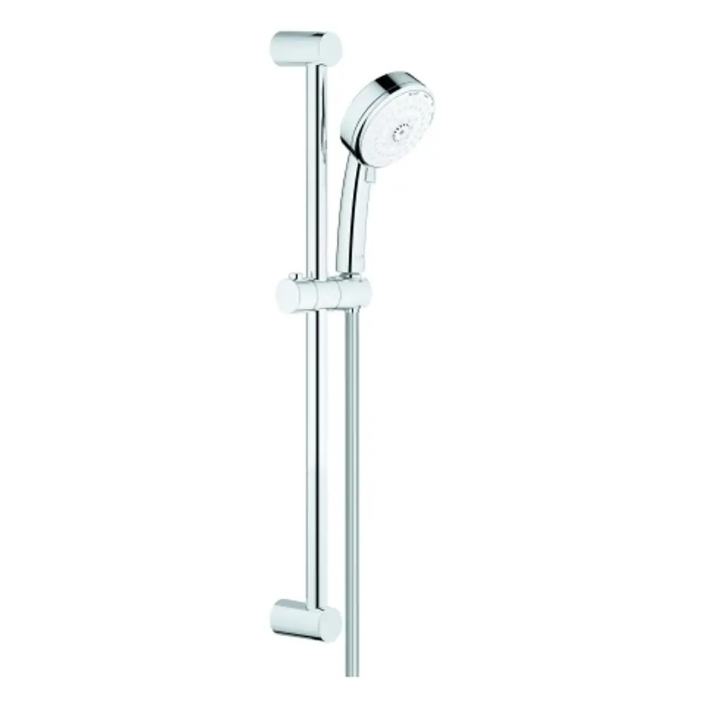 Handbrause von Grohe mit verchromtem Halter, montiert an einer schmalen Stange. Die Halterung ermöglicht eine flexible Positionierung der Brause im Badezimmer.