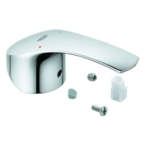 Grohe Hebel aus Metall in Chromoberfläche, kombiniert mit Schrauben und einer Dichtung. Der Hebel hat farblich gekennzeichnete Markierungen für Warm- und Kaltwasser.