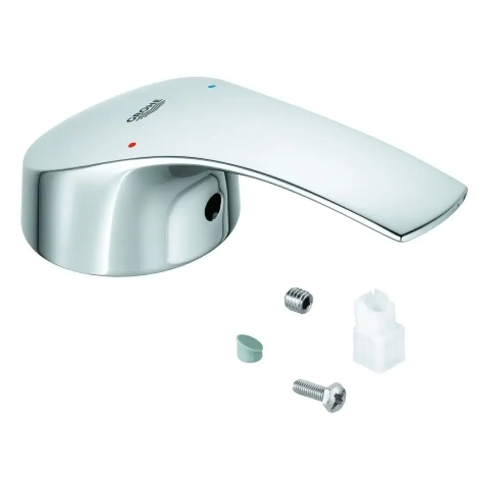 Grohe Hebel in Chromoptik, mit blauen und roten Markierungen für Warm- und Kaltwasser. Kleinere Montageschrauben und Zubehörteile liegen daneben.