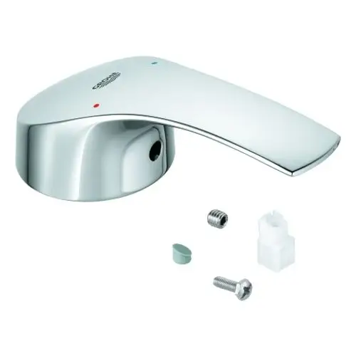 Grohe Hebel in Chromoptik, mit blauen und roten Markierungen für Warm- und Kaltwasser. Kleinere Montageschrauben und Zubehörteile liegen daneben.