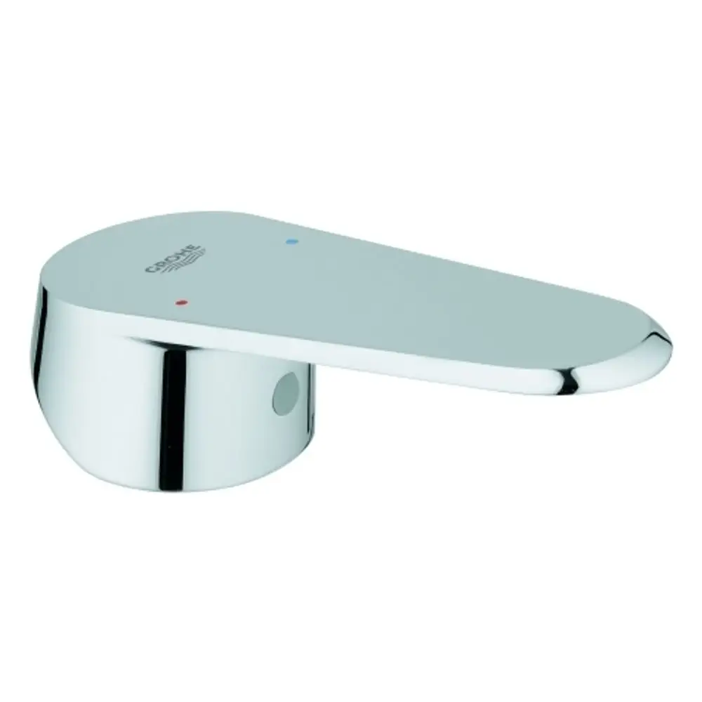 Glänzender Hebel in chromfarbenem Finish von Grohe mit einer rechteckigen Form und farbigen Markierungen für heißes und kaltes Wasser.