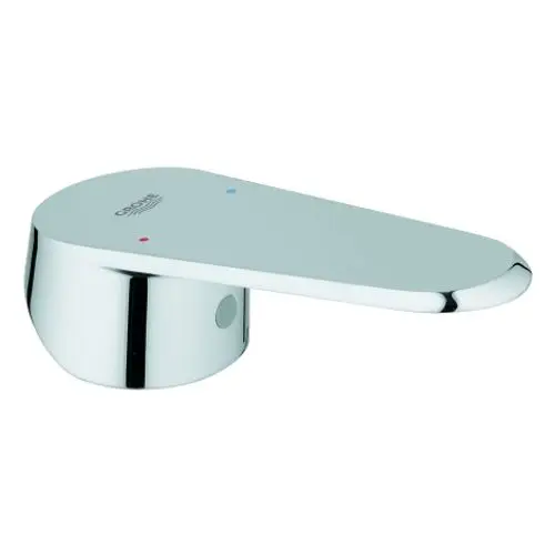 Glänzender Hebel in chromfarbenem Finish von Grohe mit einer rechteckigen Form und farbigen Markierungen für heißes und kaltes Wasser.