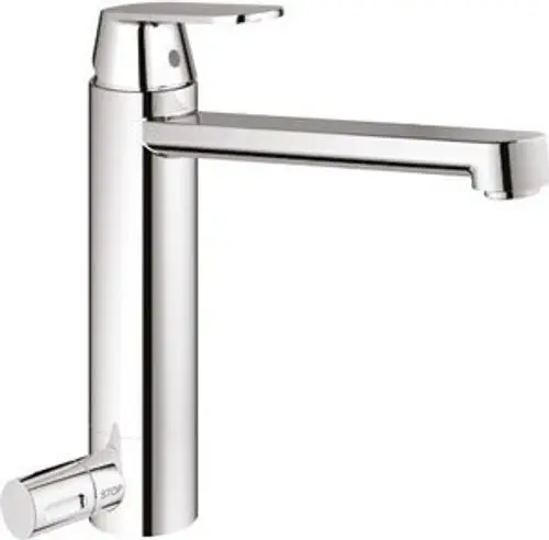 Einfache Küchenarmatur aus verchromtem Metall, von Grohe, mit geradem Auslauf und seitlichem Bedienhebel zur Temperatur- und Mengenregulierung.