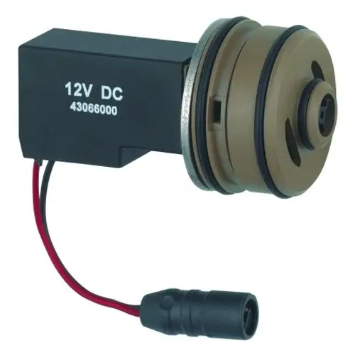 GROHE Magnetventil mit integriertem Schmutzfangsieb und elektrischer Ansteuerung, ausgestattet mit zwei Anschlusskabeln für eine 12V DC Versorgung.