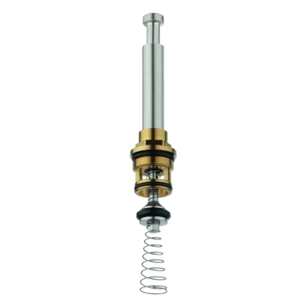 GROHE Umstellung für einen Unterputz-Einhandmischer, bestehend aus einem Metallteil mit Feder und Dichtungen, in einer neutralen Umgebung.