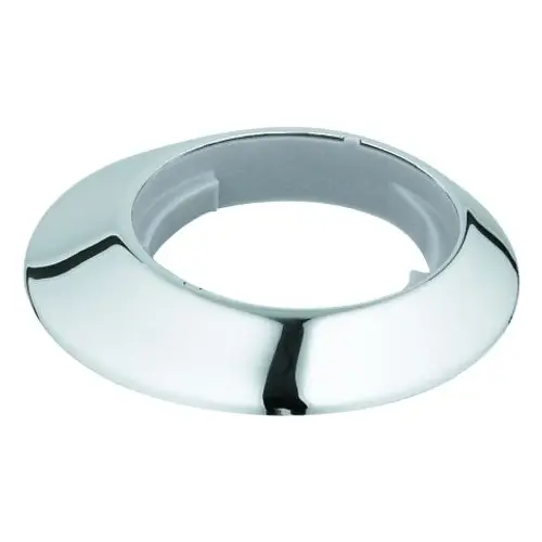 Glänzende, runde Rosette mit einem Innendurchmesser, passend für Armaturen, hergestellt von Grohe. Die Oberfläche hat ein reflektierendes, chromfarbenes Finish.