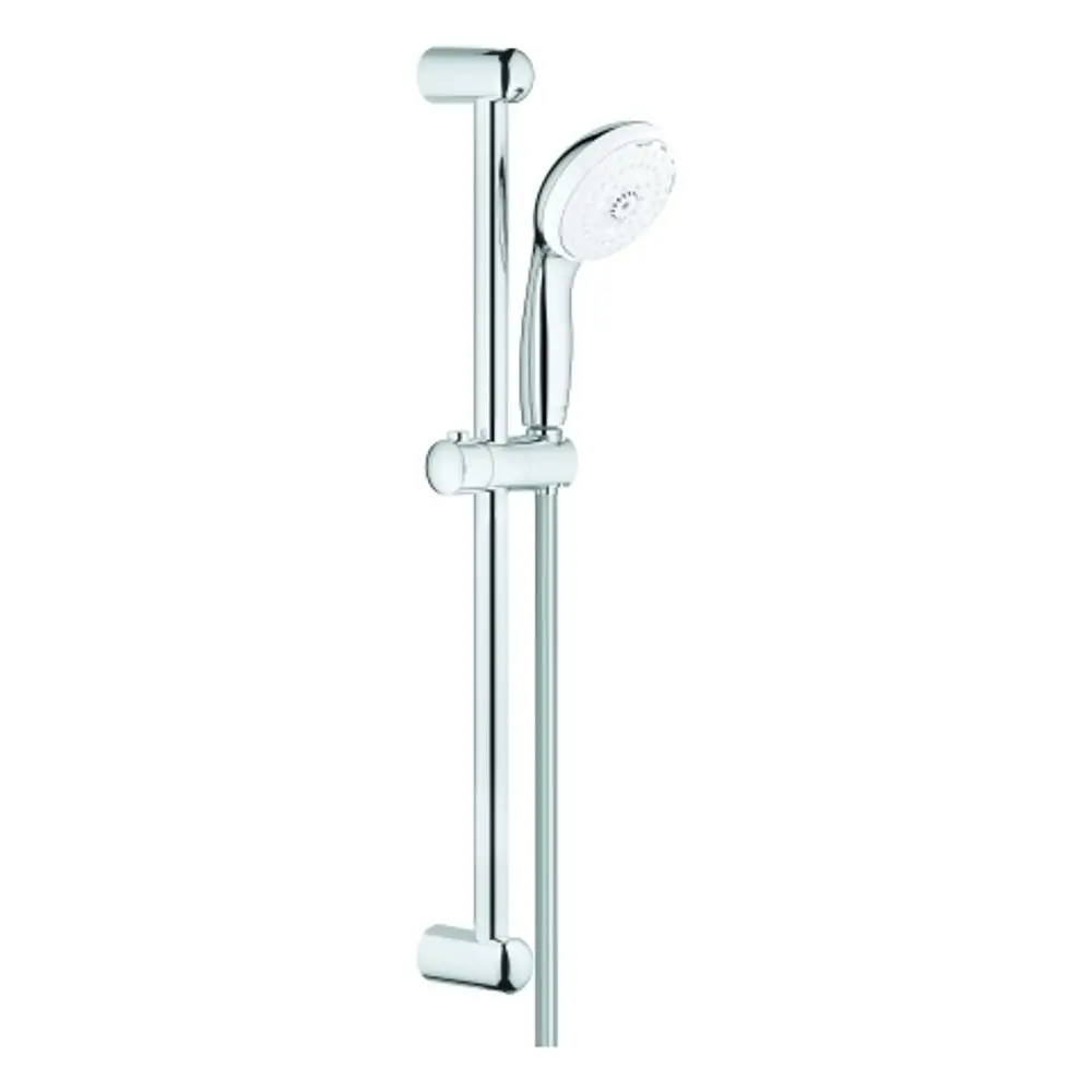Handbrause mit verchromter Oberfläche und Halterung, installiert an einer vertikalen Stange. Produkt von Grohe, geeignet für die Montage in Duschbereichen.