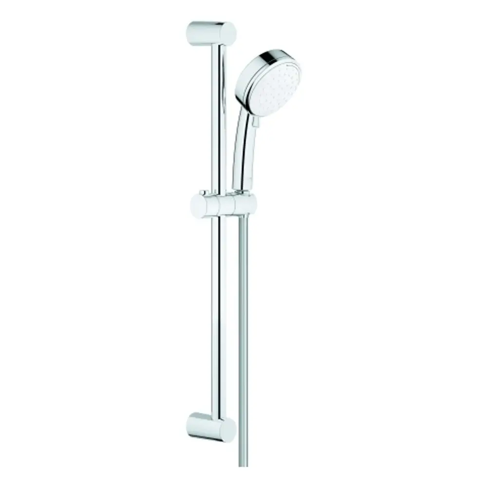 Brausegarnitur von Grohe mit Handbrause und verstellbarer Halterung, verchromt, an einer vertikalen Stange montiert.