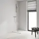 Dusche in einem modernen Raum mit einer verchromten Handbrause und Brauseschlauch, montiert an der Wand. Grohe Design, minimalistisch und funktional.