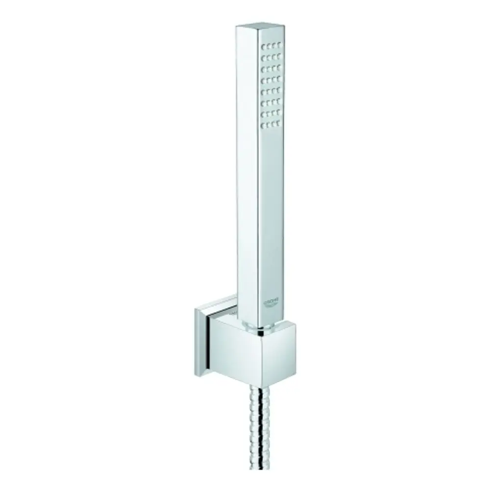 Handbrause von Grohe mit länglichem, eckigem Design und gerillter Oberfläche, montiert an Wandhalterung mit flexibler Schlauchverbindung.