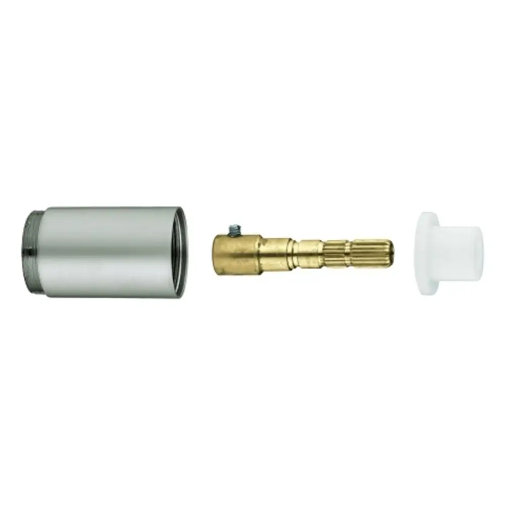 GROHE Produktbestandteile bestehend aus einem zylindrischen Metallteil, einem Messinganschluss und einem Kunststoffadapter, angeordnet nebeneinander auf hellem Hintergrund.