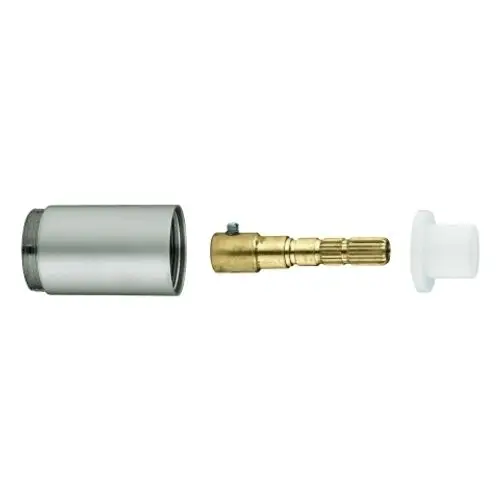 GROHE Produktbestandteile bestehend aus einem zylindrischen Metallteil, einem Messinganschluss und einem Kunststoffadapter, angeordnet nebeneinander auf hellem Hintergrund.