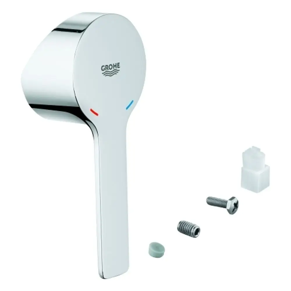 Grohe-Hebel mit ovaler Form in Chromoptik, gekennzeichnet durch rote und blaue Markierungen, begleitet von Montageschrauben und Zubehörteilen.