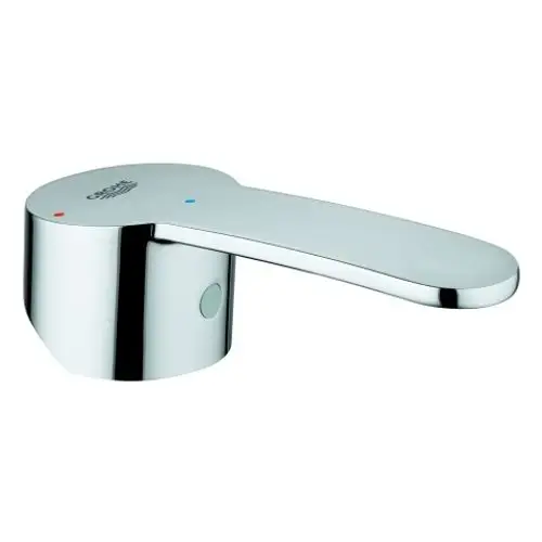 Grohe Hebel in Chrom-Design mit runder Oberseite und langem Griff. Zwei farbige Markierungen zeigen warmes und kaltes Wasser an.