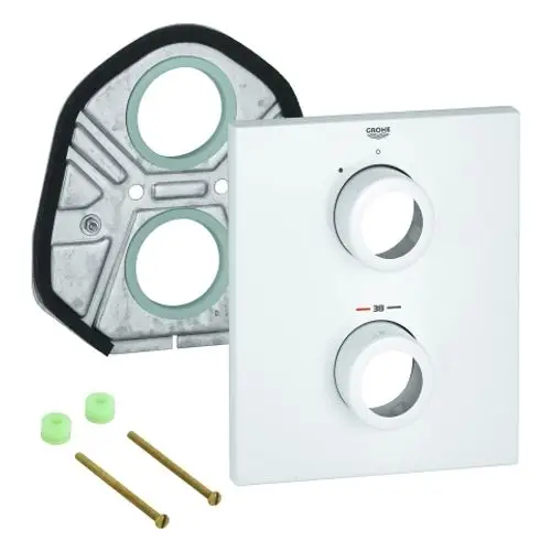 Weißes Bedienpanel von Grohe mit zwei Reglern, Montageplatte aus Metall im Hintergrund, Unterlegscheiben und Schrauben.Das Produkt ist für die Installation in Badezimmern geeignet.