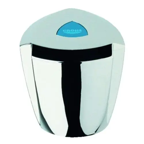 Chromfarbener Küchen- oder Badarmaturengriff mit blauer und roter Markierung, hergestellt von Grohe. Der Griff hat eine geometrische Form mit glatten Oberflächen.