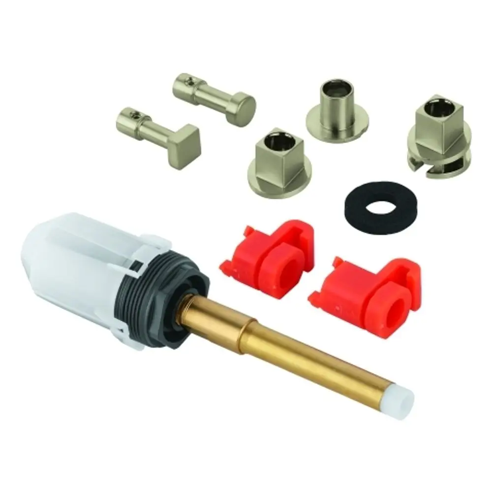 GROHE Umstellungsset mit verschiedenen Metallteilen, entsprechend für Armaturen, u.a. ein verchromter Zylinder und Adapter, dazu Kunststoff-Elemente in Rot.